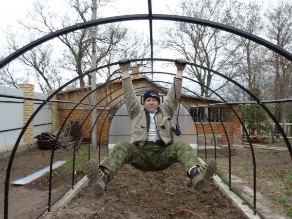 Вполне выдерживает вес раскачивающегося человека