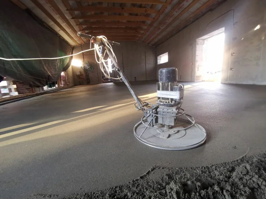 Полусухая стяжка пола: преимущества и особенности