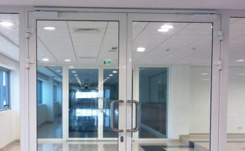 Безопасность входной двери со стеклом: обзор технологий защитного остекления (триплекс, закалка)