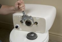 Частые ошибки при установке сливного бачка унитаза и как их избежать