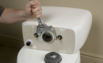 Частые ошибки при установке сливного бачка унитаза и как их избежать